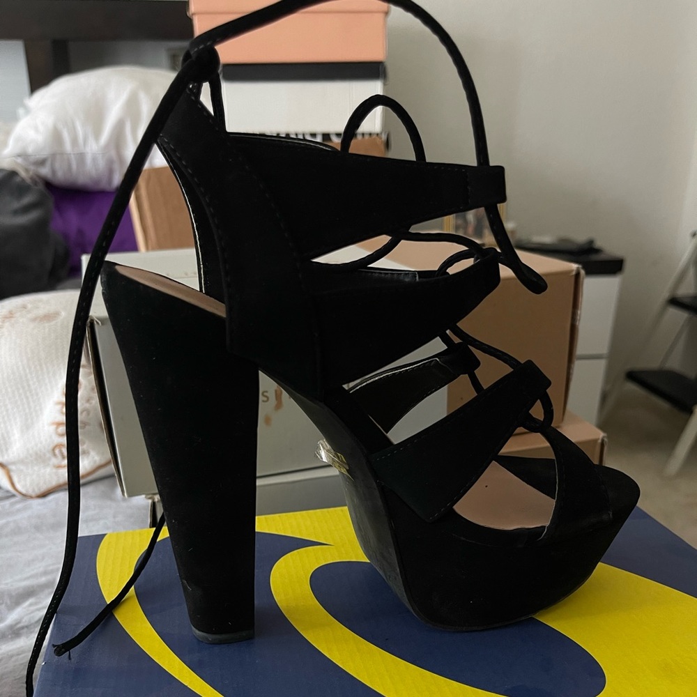Black Pumps